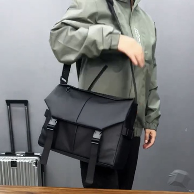 男士尼龙大容量邮差斜挎包黑色