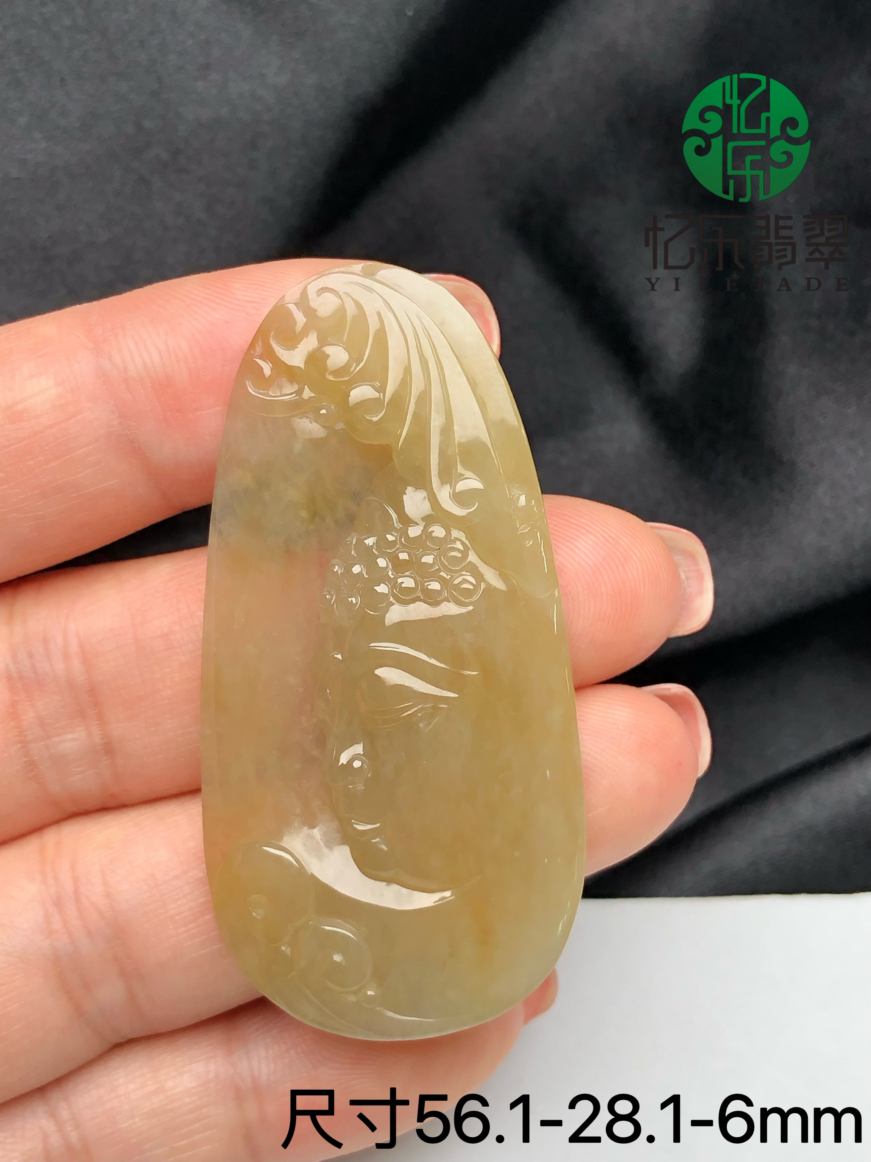 缅甸天然A货翡翠冰黄翡释迦摩尼相挂件吊坠纯手工雕刻