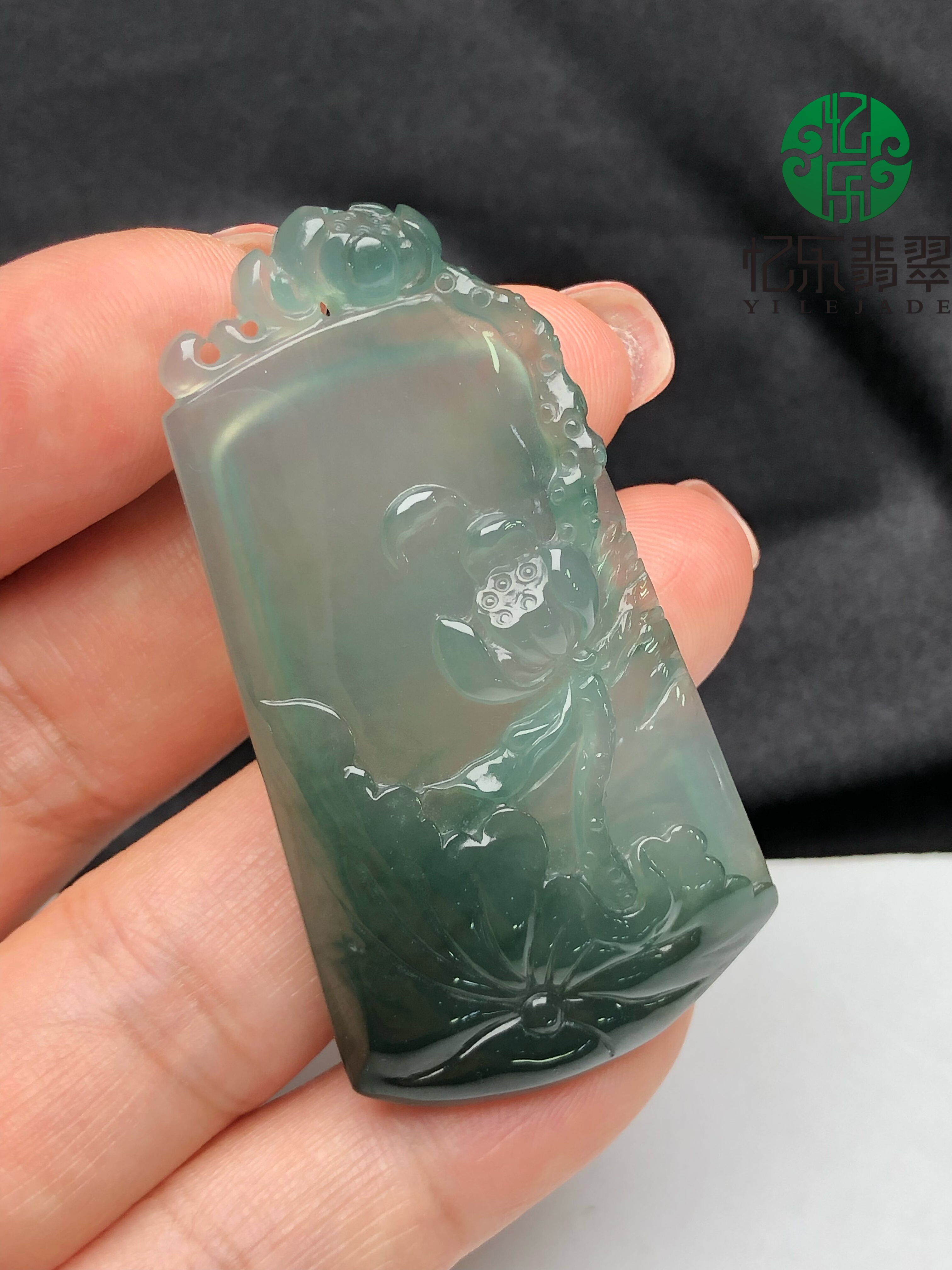 缅甸天然A货翡翠步步生莲挂件冰种莲花挂件纯手工雕刻