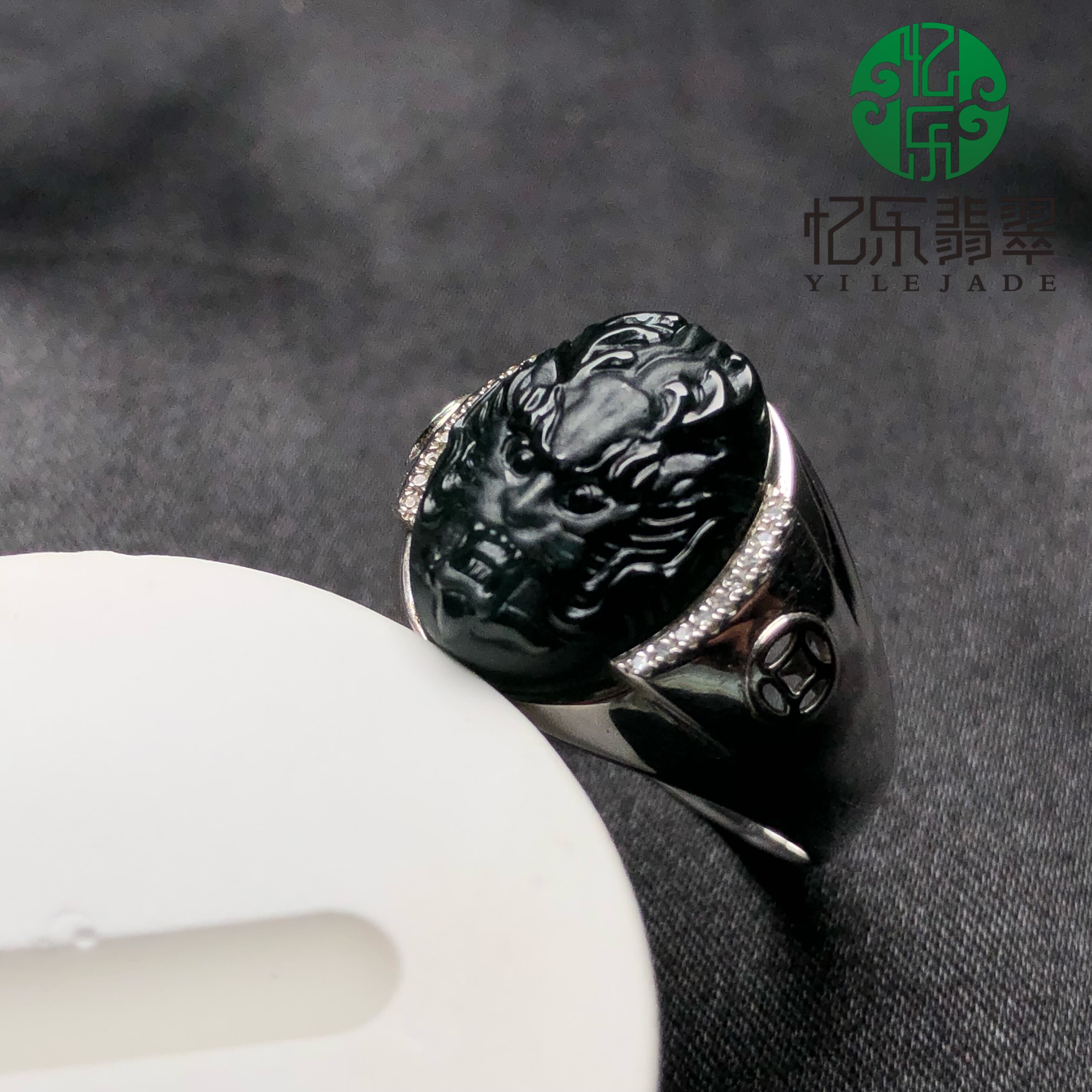 缅甸天然A货翡翠墨翠龙头戒指18k白金镶嵌龙头男戒戒指送礼首选