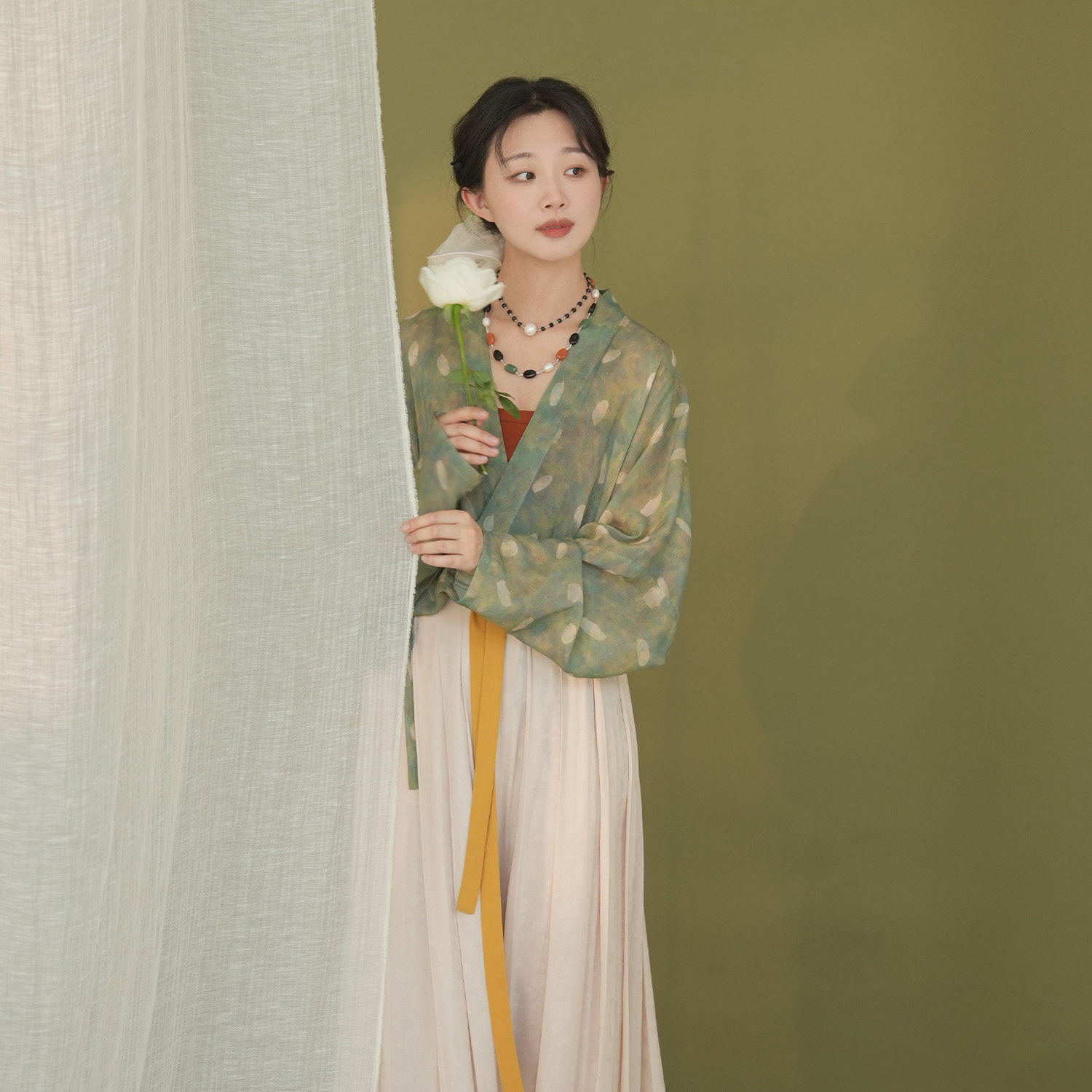 杨幂同款汉服「谜阿凰」栖春山图片