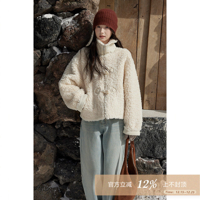 夕蒙2025新款冬季皮毛一体巨好看小个子牛角扣毛绒羊羔毛杏色外套