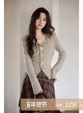 夕蒙2025新款秋韩系气质上衣小个子修身小众V领花朵卡其长袖t恤