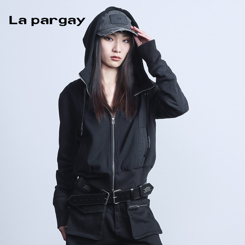 La pargay纳帕佳酷感休闲风连帽拉链短外套女黑色收腰设计感百搭