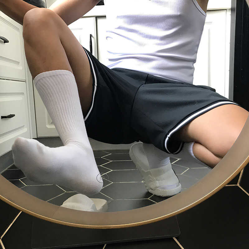 男士黑白高腰长条舒适常规四季吸汗透气港风高腰袜子舒适百搭高帮