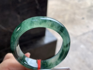 52-11.6-7 翡翠冰种飘花贵妃手镯 冰透鲜艳 圈口52 相当于正圈50