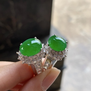 翡翠冰种阳绿戒面 颜色鲜艳种水足