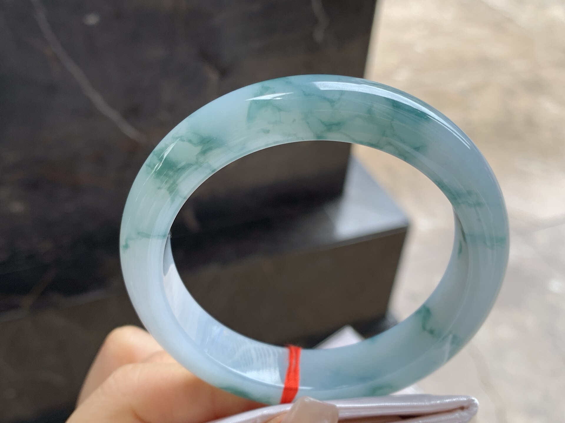 翡翠飘蓝花手镯 底子细腻 飘花点缀 圈口58 59