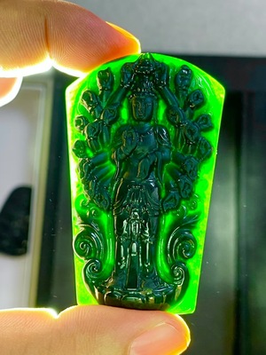 翡翠墨翠千手观音吊坠