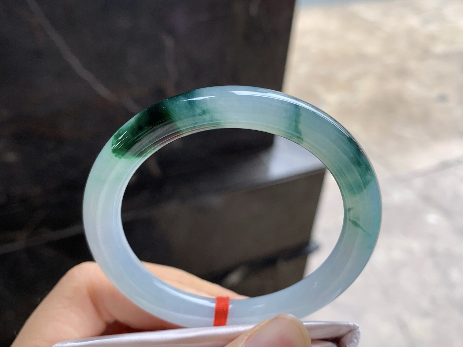 翡翠冰糯种飘花圆条手镯 颜色鲜艳 玉质温润 圈口52