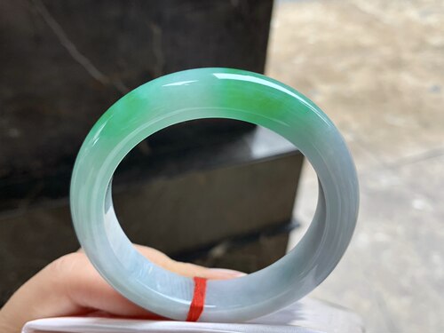 翡翠绿色手镯 颜色鲜艳 玉质温润细腻 圈口54