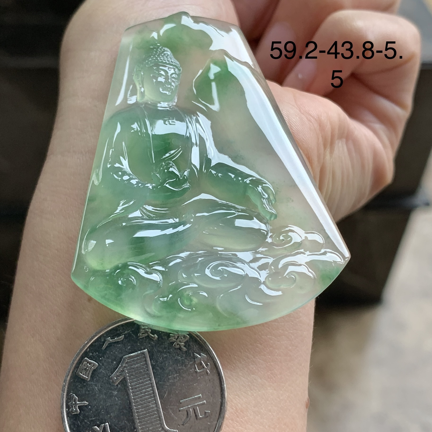 翡翠冰种飘绿花大日如来吊坠