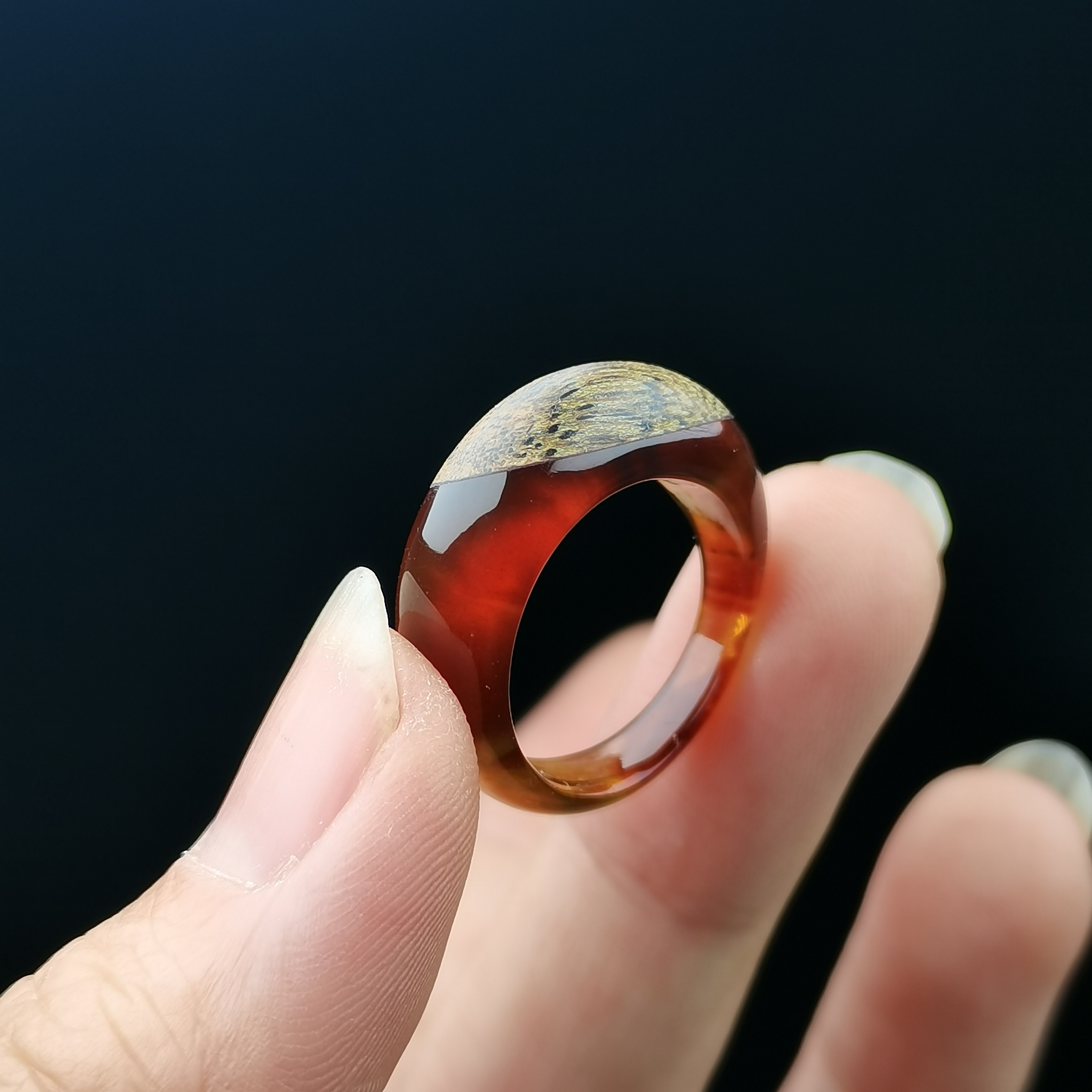 天然原矿琥珀搭配沉香一体戒指尾戒跑环金棕棕红血珀文玩手串配饰