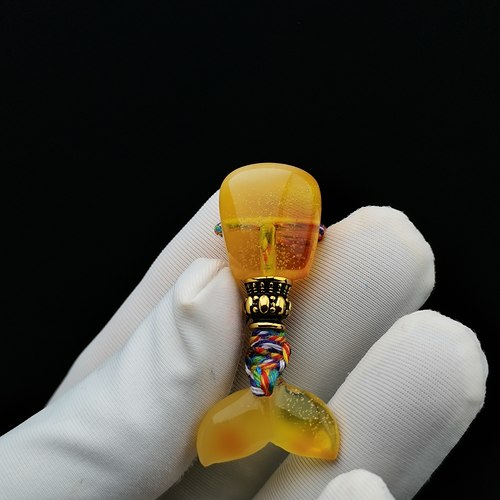 天然琥珀蜜蜡同料焦皮料鸡油黄三通鱼尾小滴溜文玩配饰手串珠猴头