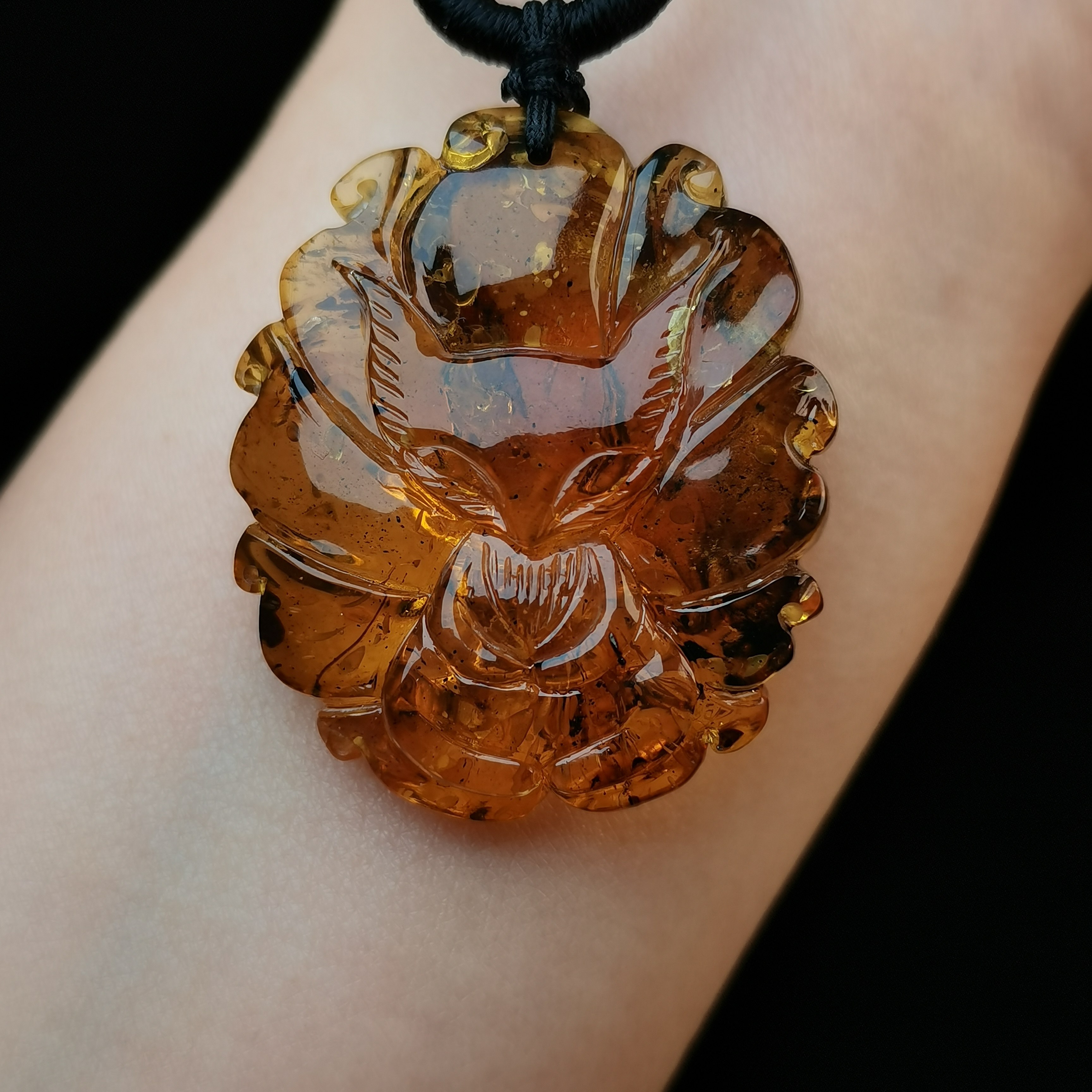 天然抚顺琥珀虫珀九尾狐吊坠植物珀豆油黄豆油红金珀毛衣项链男女