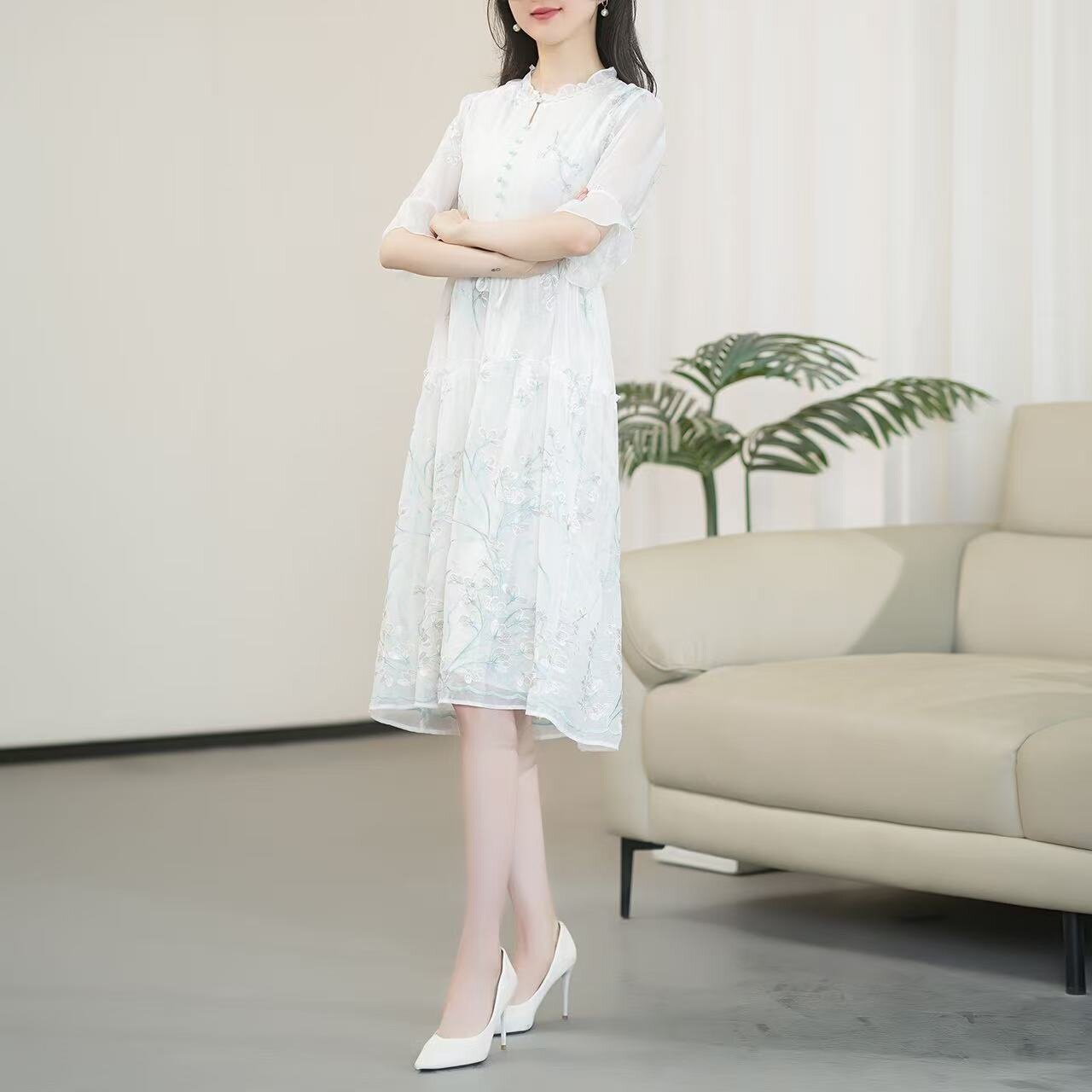 运费补贴（白素贞）2025年夏季蚕丝V领刺绣高腰显瘦高气质连衣裙