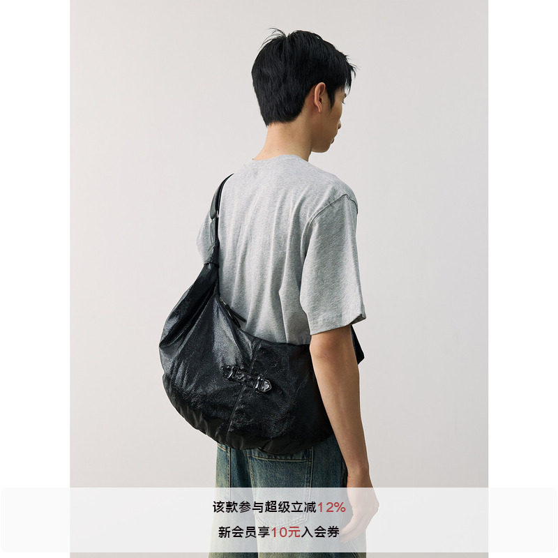 LR MADE 时髦亮面 月牙饺子 单肩腋下斜挎三背 通勤PU皮包 - 实物图