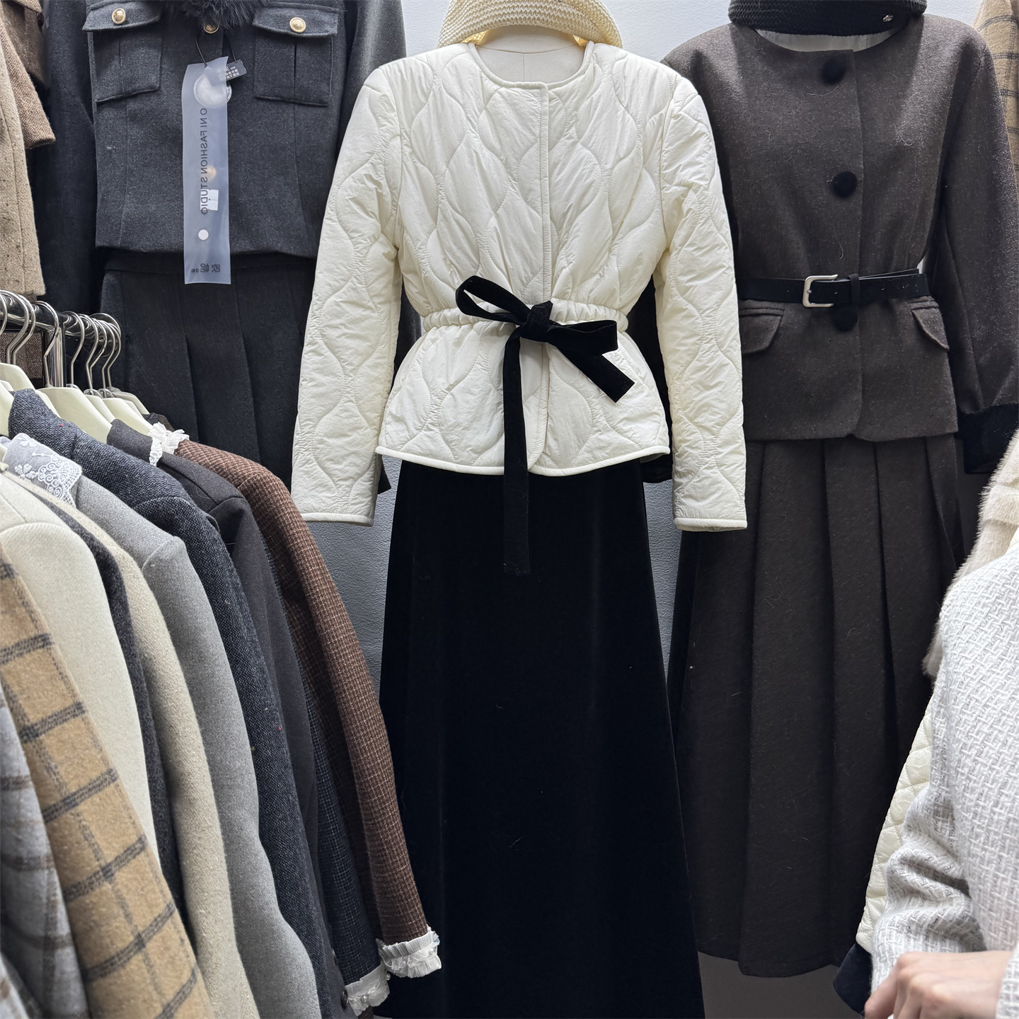 2025冬韩版小香风千金气质薄款抽绳收腰棉服+丝绒半身长裙2件套潮