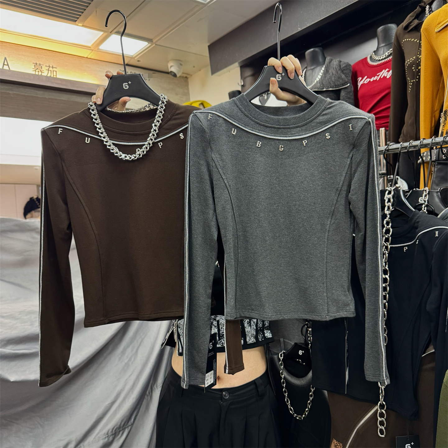 设计感明线撞色小金属字母圆领垫肩加绒保暖T恤女2025秋冬复古t潮