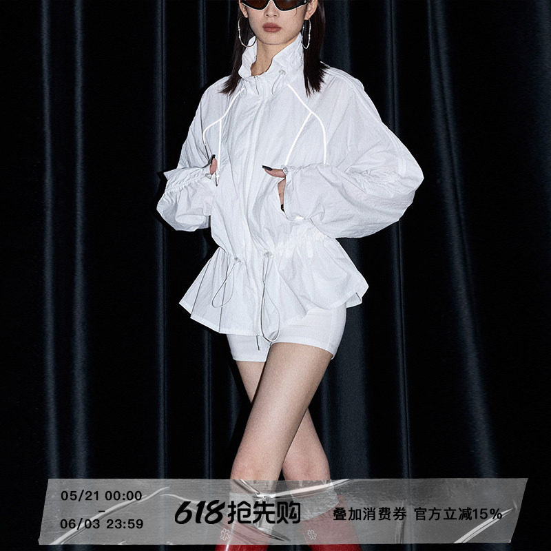 ourhour 立领反光条 白色猪鼻扣抽绳收腰外套 女春设计感上衣