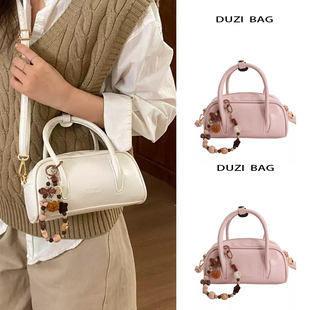 温柔粉色手提保龄球包包女2026新款潮时尚高级感枕头包百搭斜挎包