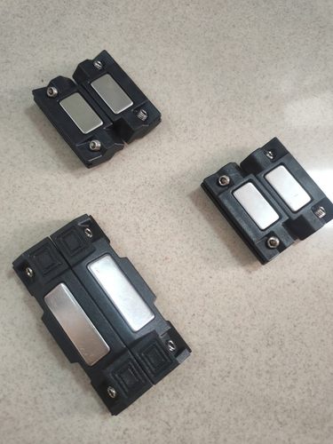 新品  断桥铝门窗欧标槽通用平开窗吸扣磁吸块铰链铝门窗配件