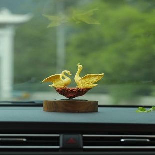 飾品高端工藝品 太陽能自動旋轉車載黃楊木小天鵝精雕擺件家居裝