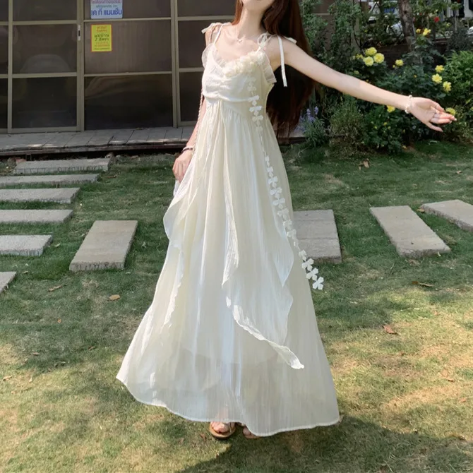 度假风花朵设计感吊带连衣裙女2025夏季新款收腰显瘦很仙的长裙子