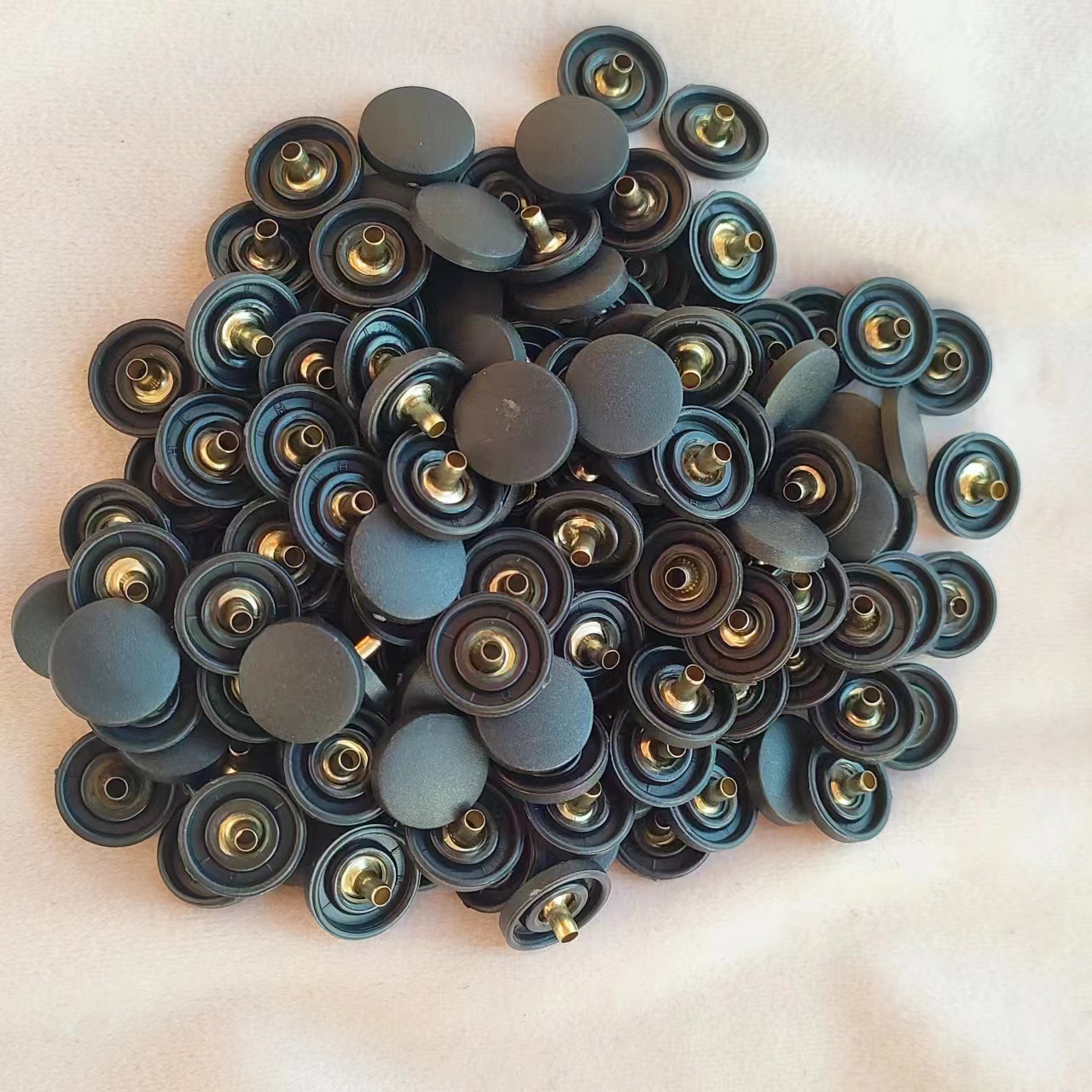 高档辅料四合扣尼龙磨砂黑色彩色混搭单面扣面板耐磨黑白塑料辅料