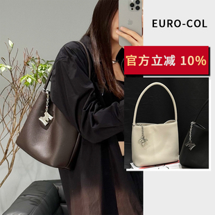 欧尚典2025秋冬新款 真皮水桶包高级单肩包女白色小众通勤牛皮女包