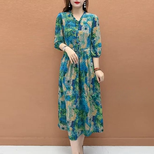 2026春夏新款连衣裙时尚洋气V领印花宽松显瘦气质妈妈装收腰长裙