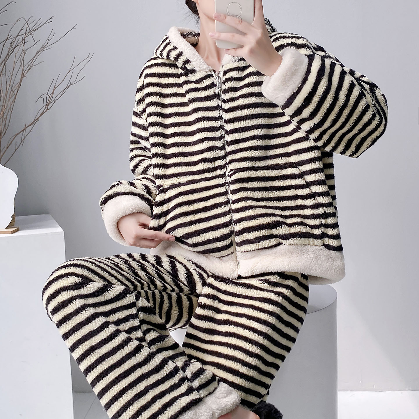 珊瑚绒条纹睡衣女秋冬连帽加厚保暖2025家居服套装半边绒简约韩版
