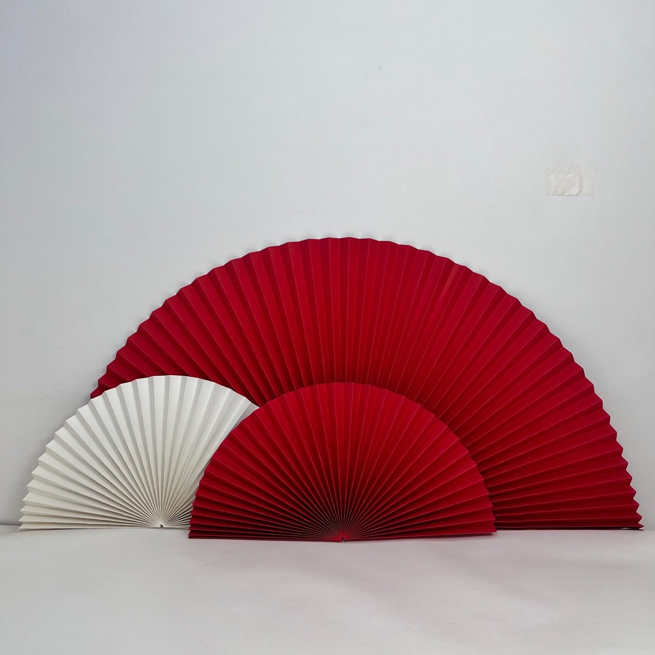 半圆折叠工艺扇摆件婚庆美陈橱窗道具红色折纸扇子新年装饰纸扇花