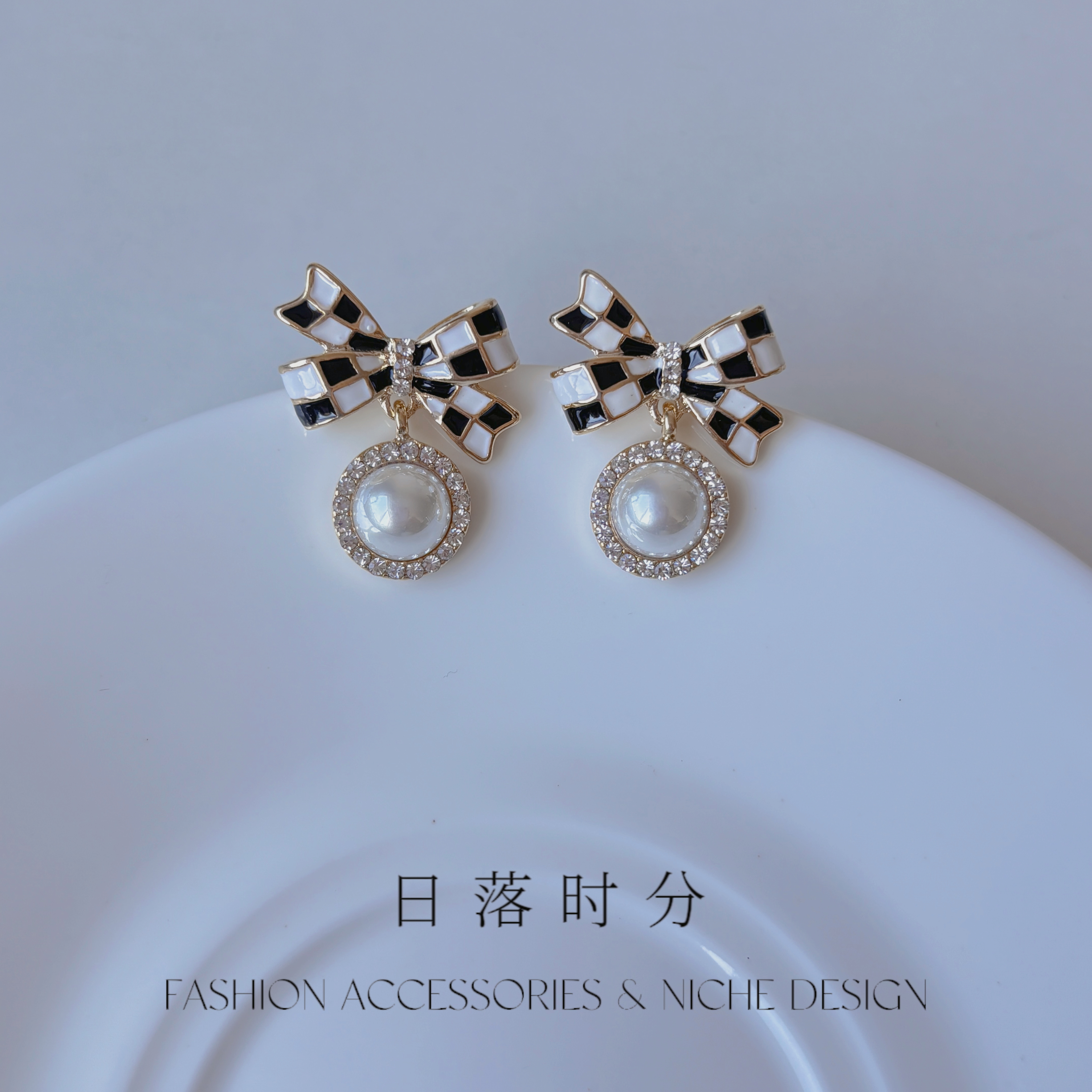 黑白棋盘格蝴蝶结耳环滴釉珐琅锆石珍珠小香甜美无耳洞蚊香盘耳夹