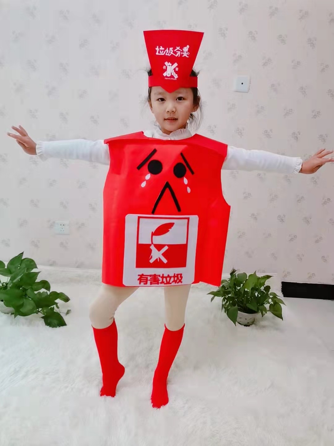 垃圾分类幼儿演出服装可回收其他垃圾桶儿童环保电池时装秀表演服