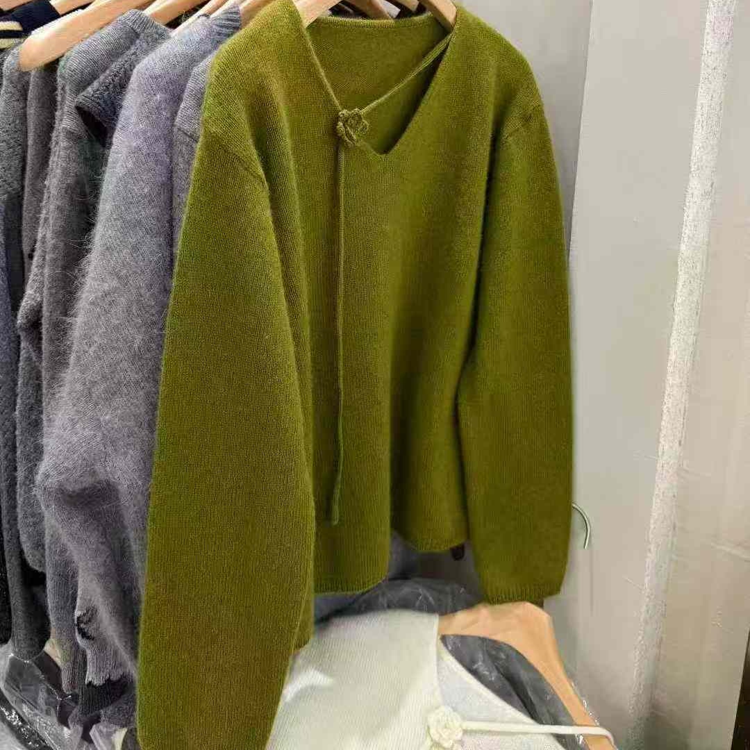 2025秋冬新款时尚V领纯色羊绒蜜熊针织衫女宽松显瘦百搭毛衣外套