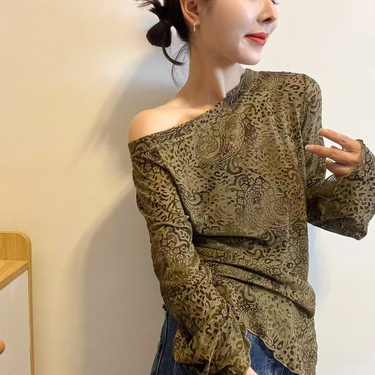 复古印花一字领露肩T恤女欧洲站