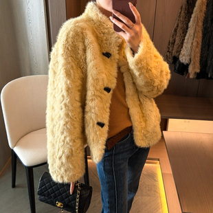 牛角扣羊羔毛皮毛一体短外套女欧洲站2025冬装新款欧货女装上衣潮