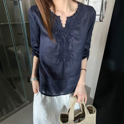 重工刺绣V领苎麻衬衫女欧货上衣