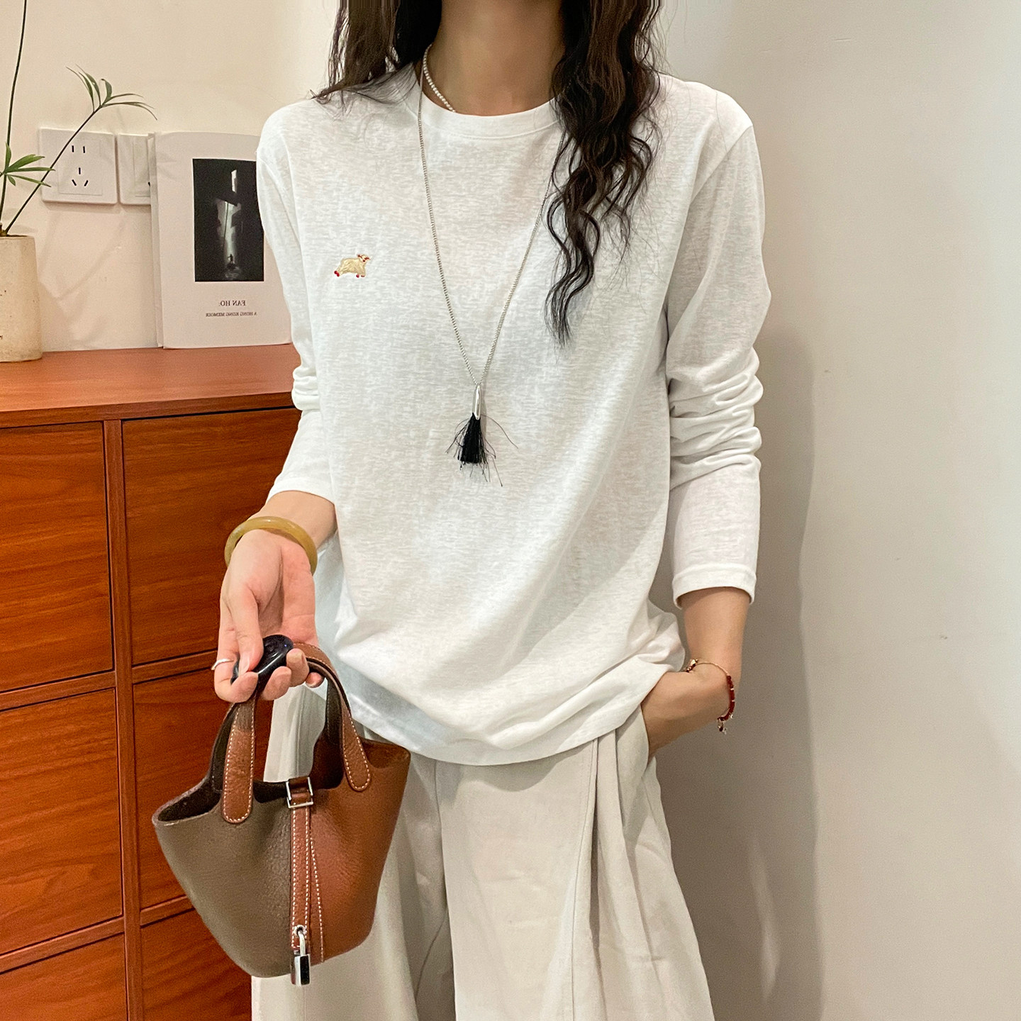 小羊刺绣修身长袖T恤女欧货上衣
