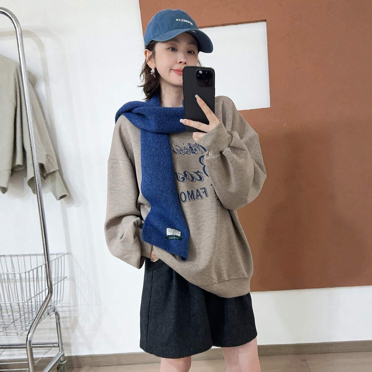 配围巾字母印花空气棉卫衣女欧货