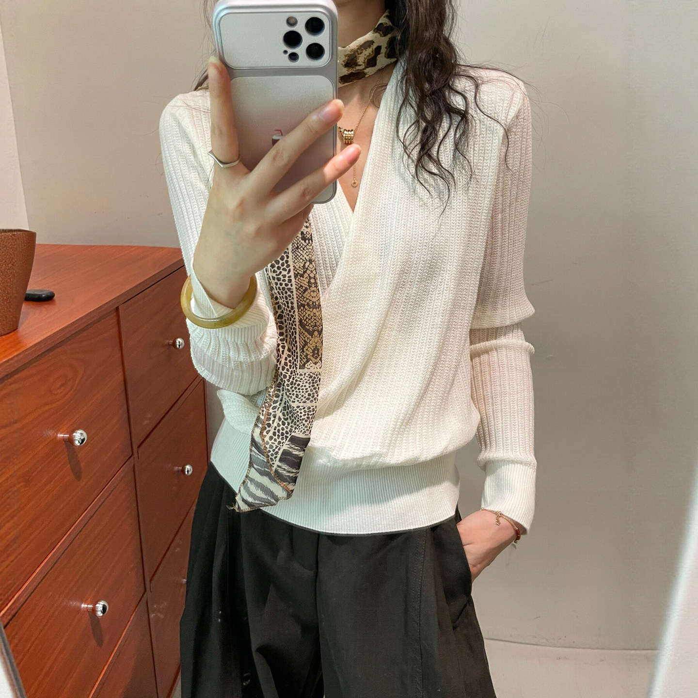 配丝巾V领绵羊毛针织衫女欧洲站