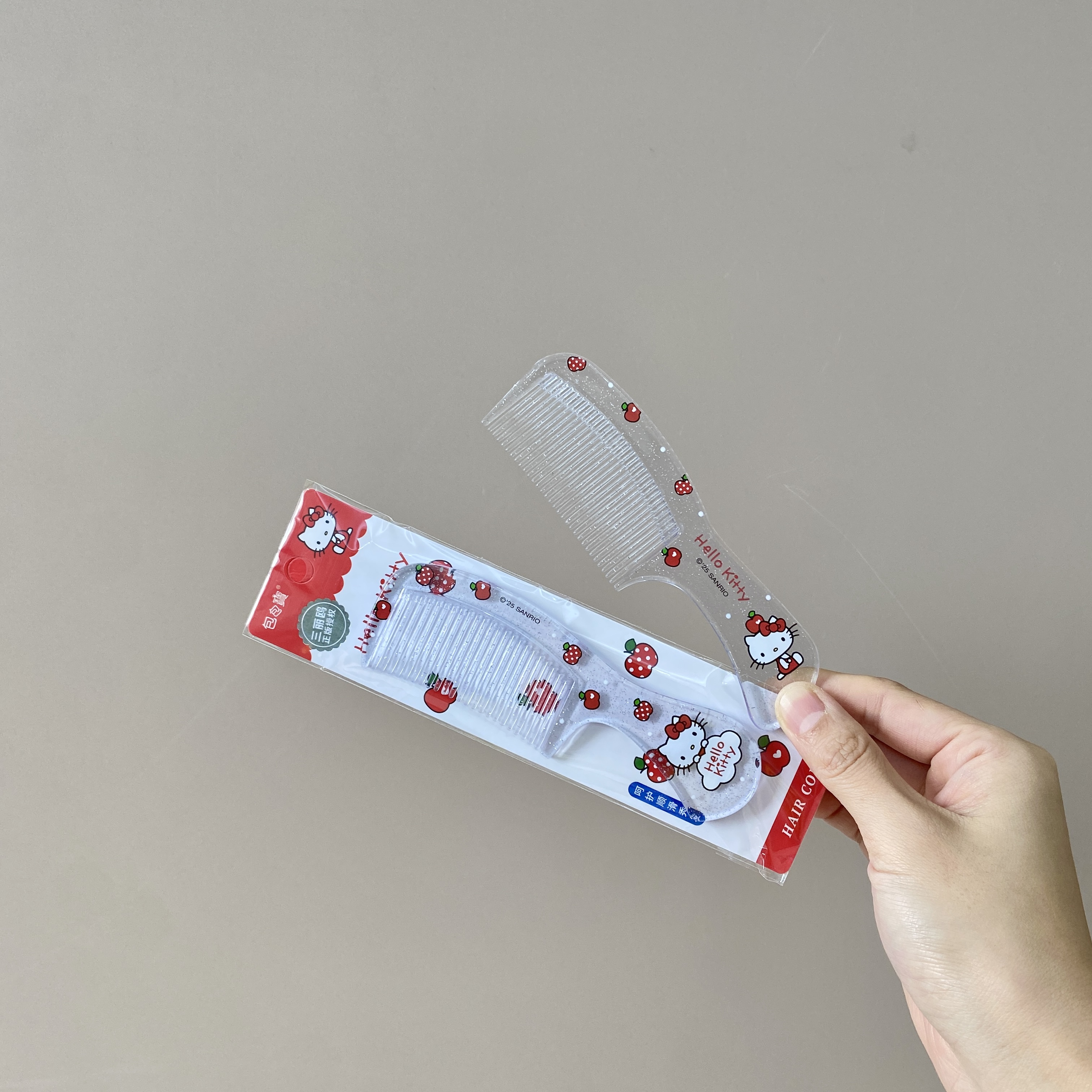 日本HelloKitty透明小号幼儿园光滑儿童梳子女生便携随身梳塑料梳