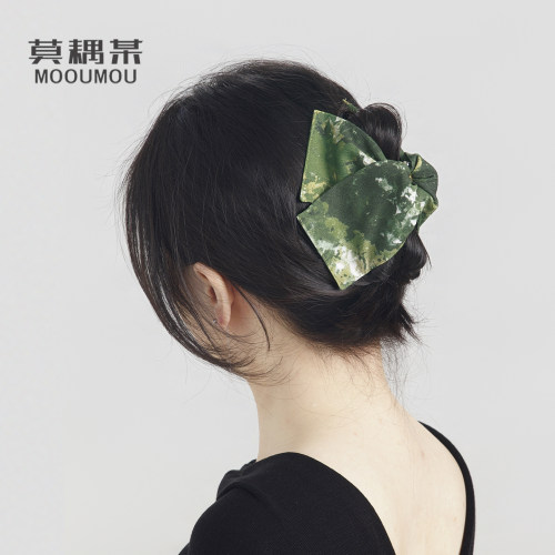 授权款《森绿叠染》三角贝壳抓夹