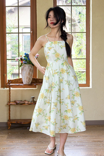 《人间富桂花》原创吊带连衣裙温婉气质碎花田园A字中长裙子高腰