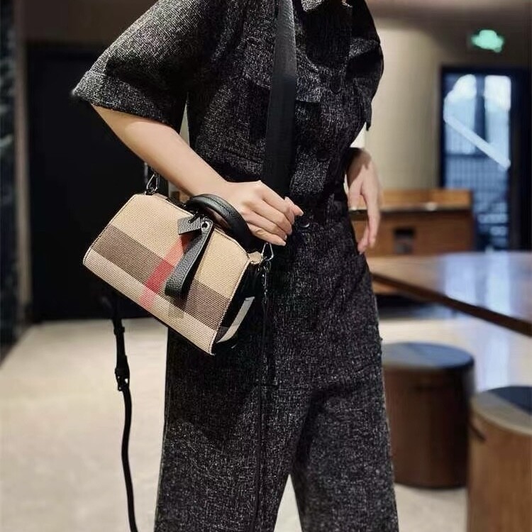 2025时尚小清新真皮小方包手提单肩斜挎包包格纹女士包包