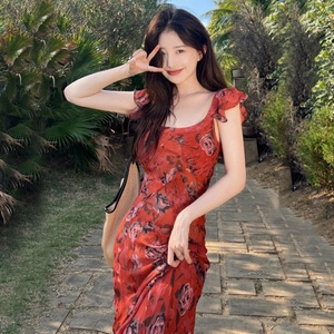 苗象◇火焰红~法式复古小众V领长裙子海边沙滩裙荷叶边碎花连衣裙
