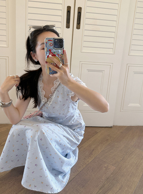 金苏一 蓝色小碎花连衣裙女2025夏季韩版收腰显瘦蕾丝拼接v领长裙