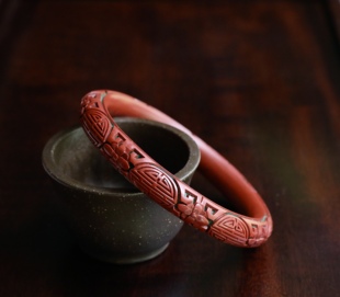 建国初期铜胎雕漆手镯、红绿双色八个寿字纹圆棍剔红雕漆老手镯