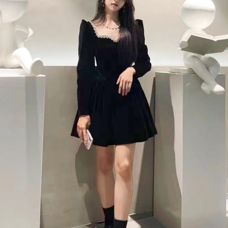 轻奢高级感秋冬穿搭连衣裙女秋季2025丝绒小个子礼服裙气质小黑裙